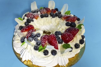 Торт  Павлова с ягодами