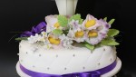 Свадебный торт с букетами цветов