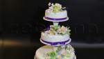 Свадебный торт с букетами цветов
