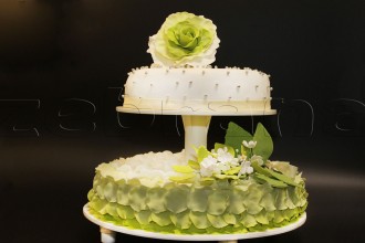 Свадебный торт c лепестками роз