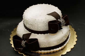 Свадебный торт с шоколадными  бантами.
