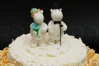 Свадебный торт с фигурками бегемотиков.
