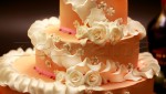 Свадебный торт с белыми розами