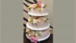 Свадебный торт с букетами роз